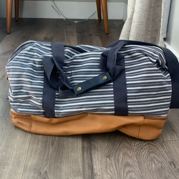 DSW Weekender Duffle Bag - Picture 2 of 9